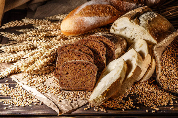 Ассортимент хлеба на деревянном столе