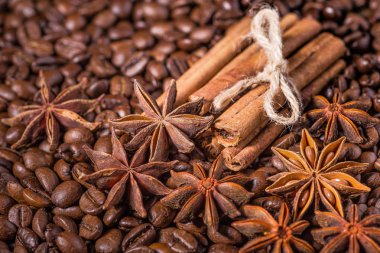 ahşap arka plan üzerinde siyah kahve