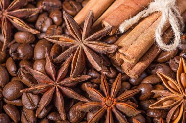 ahşap arka plan üzerinde siyah kahve