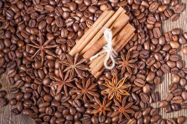 ahşap arka plan üzerinde siyah kahve