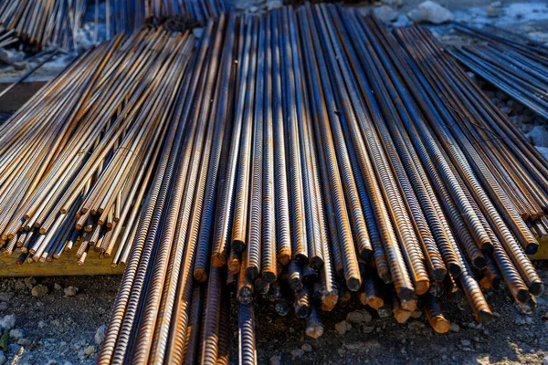 Contesto industriale. Struttura del tondino. Barra arrugginita per calcestruzzo p — Foto Stock