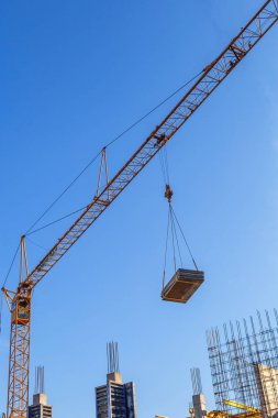 İnşaat site arka plan. Vinçler ve yeni multi-stor kaldırma