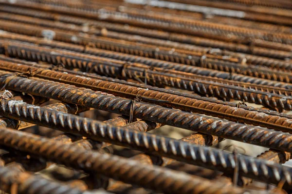 Fondo industrial. Textura de barras. Barras de refuerzo oxidadas para hormigón p — Foto de Stock