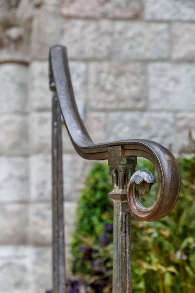 Fragmento Barandilla de hierro de cerca. Barandilla forjada . —  Fotos de Stock