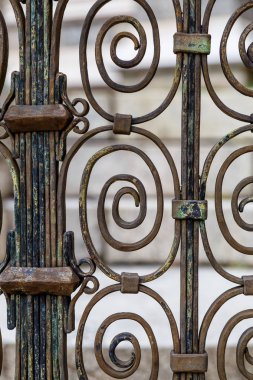 Dekoratif, sahte tırabzanlar, eski tarz çitler.