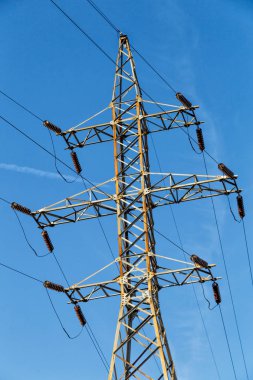 Yüksek voltajlı elektrik hatları. Elektrik direci. Güç Kulesi.Dağıtım