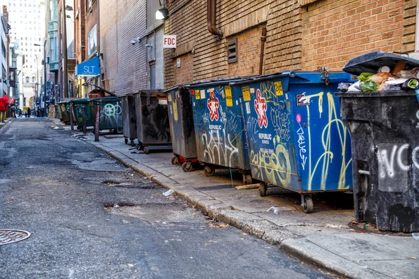 Philadelphia, USA, November 5, 2019. Garbage cans are on the cit — Stock Photo, Image