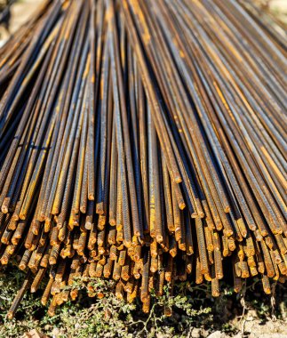 Endüstriyel geçmiş. Demir dokusu. Beton için paslı beton çubuk