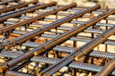 Endüstriyel geçmiş. Demir dokusu. Beton için paslı beton çubuk