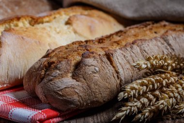 Ahşap masa zemininde pişmiş ekmek çeşitleri.