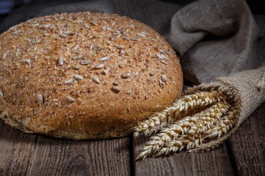 Ahşap masa zemininde pişmiş ekmek çeşitleri.