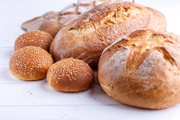 Frisch gebackenes hausgemachtes Brot, aus nächster Nähe, isoliert auf weißem Rücken — Stockfoto