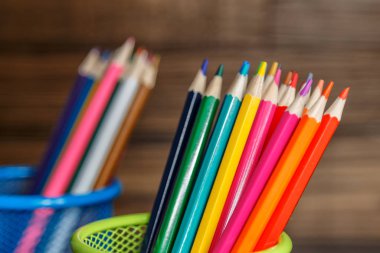 Kalemler ve kalemler arka plandaki metal tutacakta.