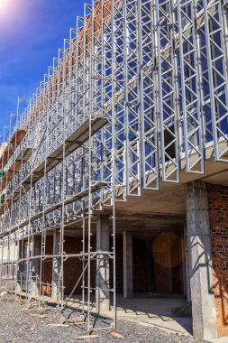 Devam eden çalışmalar için platformlar sağlayan kapsamlı iskele o