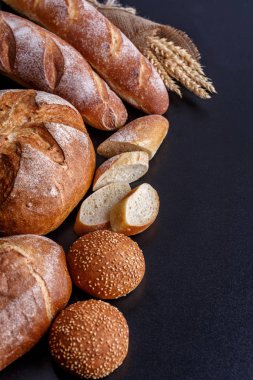 Fırın - siyah ch ekmek ve çörekler altın rustik kabuklu somunlar