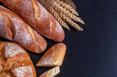 Fırın - siyah ch ekmek ve çörekler altın rustik kabuklu somunlar