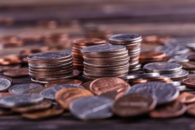 Amerikan paraları ve Amerikan doları ahşap bir masada.