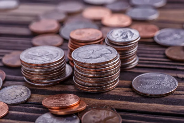 Moedas americanas e dólares americanos em uma mesa de madeira — Fotografia de Stock