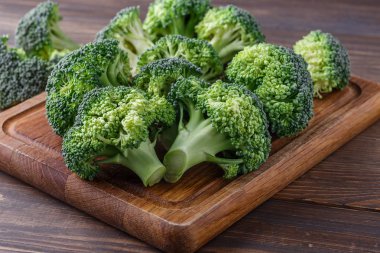  Diyet ve sağlıklı beslenme için bir sürü brokoli. Masada taze yeşil brokoli. Brokoli vitamin doludur. Diyet ve sağlıklı yemek için sebzeler..