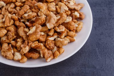 Ceviz kabuklu. Soyulmuş Çiğ Ceviz. Taze organik fındık. Çiğ fındık. Bir çok lezzetli ceviz, yemek arkaplanı olarak..