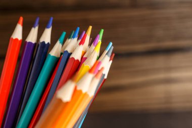 Kalemler ve kalemler arka plandaki metal tutacakta.