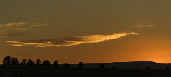 Pôr do sol perto da aldeia de Krasny Les — Fotografia de Stock