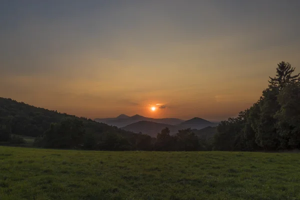 Pôr do sol nas montanhas Ceske Stredohori — Fotografia de Stock