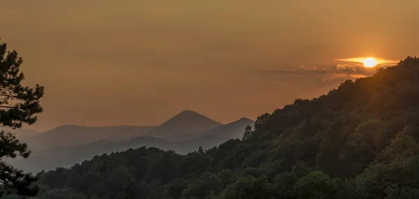 Coucher de soleil dans les montagnes Ceske Stredohori — Photo