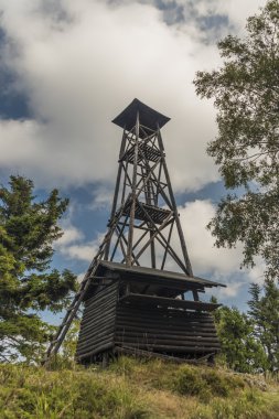 Kloptan tepe üzerinde ahşap gözetleme kulesi