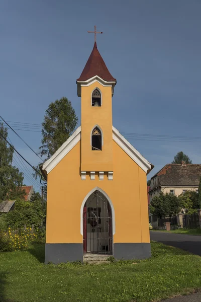 Gelbe Kapelle im Dorf — Stockfoto