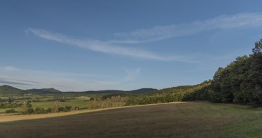 Beyaz bulutlar ile sonbahar güneşli gün