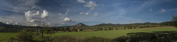 Journée ensoleillée d'automne avec nuages blancs — Photo