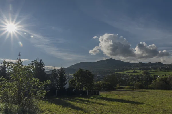 Outono dia ensolarado com nuvens brancas — Fotografia de Stock