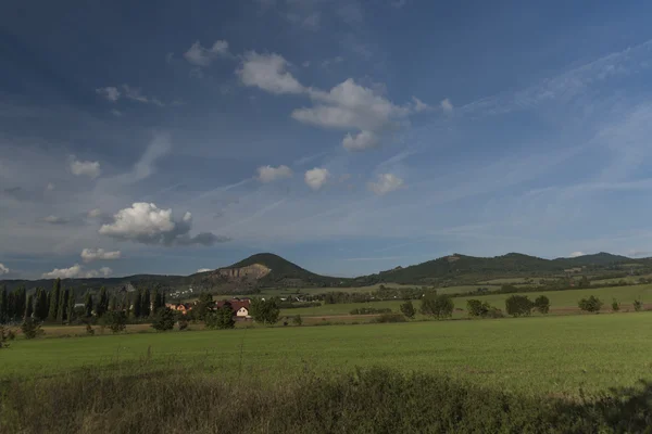 Zonnige herfstdag met witte wolken — Stockfoto