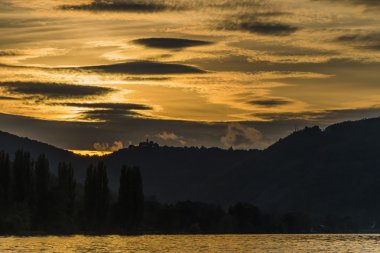 Gün batımından sonra nehir Labe yakınındaki