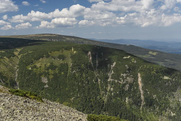 Montagne Krkonose nella soleggiata giornata estiva — Foto Stock