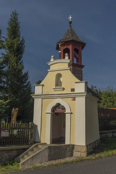 Kaplica w miejscowości Janov w letni poranek — Zdjęcie stockowe