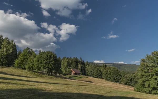 Krkonose montanhas no dia ensolarado de verão — Fotografia de Stock