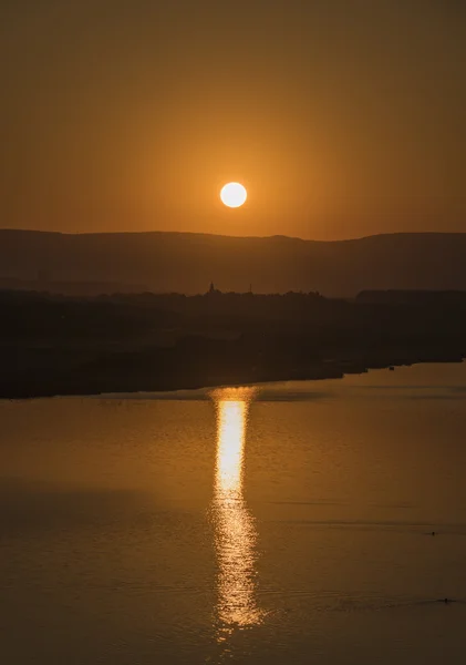 Закат у озера Милада летним вечером — стоковое фото