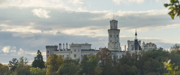 Hluboka nad Vltavou kasteel herfst tijd — Stockfoto