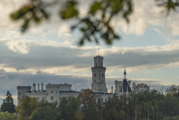 Hluboka nad Vltavou kasteel herfst tijd — Stockfoto