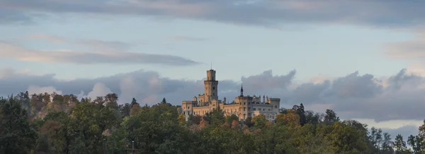 Castelo de Hluboka nad Vltavou na hora do outono — Fotografia de Stock