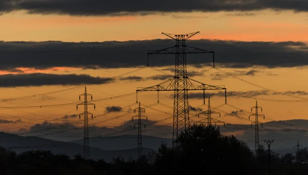 Poteaux électriques après le coucher du soleil d'automne — Photo