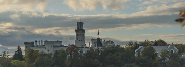 Hluboka nad Vltavou kasteel herfst tijd — Stockfoto