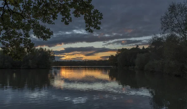 Estanque Nadeje después del atardecer en otoño — Foto de Stock