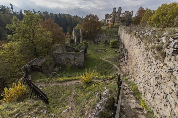 Dívčí zřícenina hradu na podzim — Stock fotografie