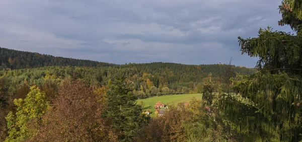 从迪夫奇卡门废墟的城堡在秋天的看法 — 图库照片