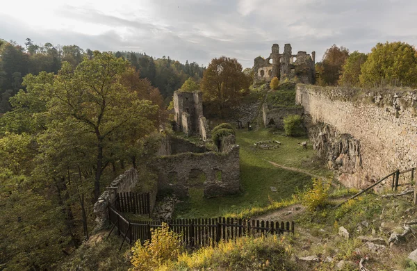 Dívčí zřícenina hradu na podzim — Stock fotografie