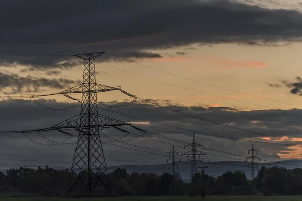 Poteaux électriques après le coucher du soleil d'automne — Photo