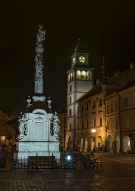 Sonbahar gece kasabada Trebon